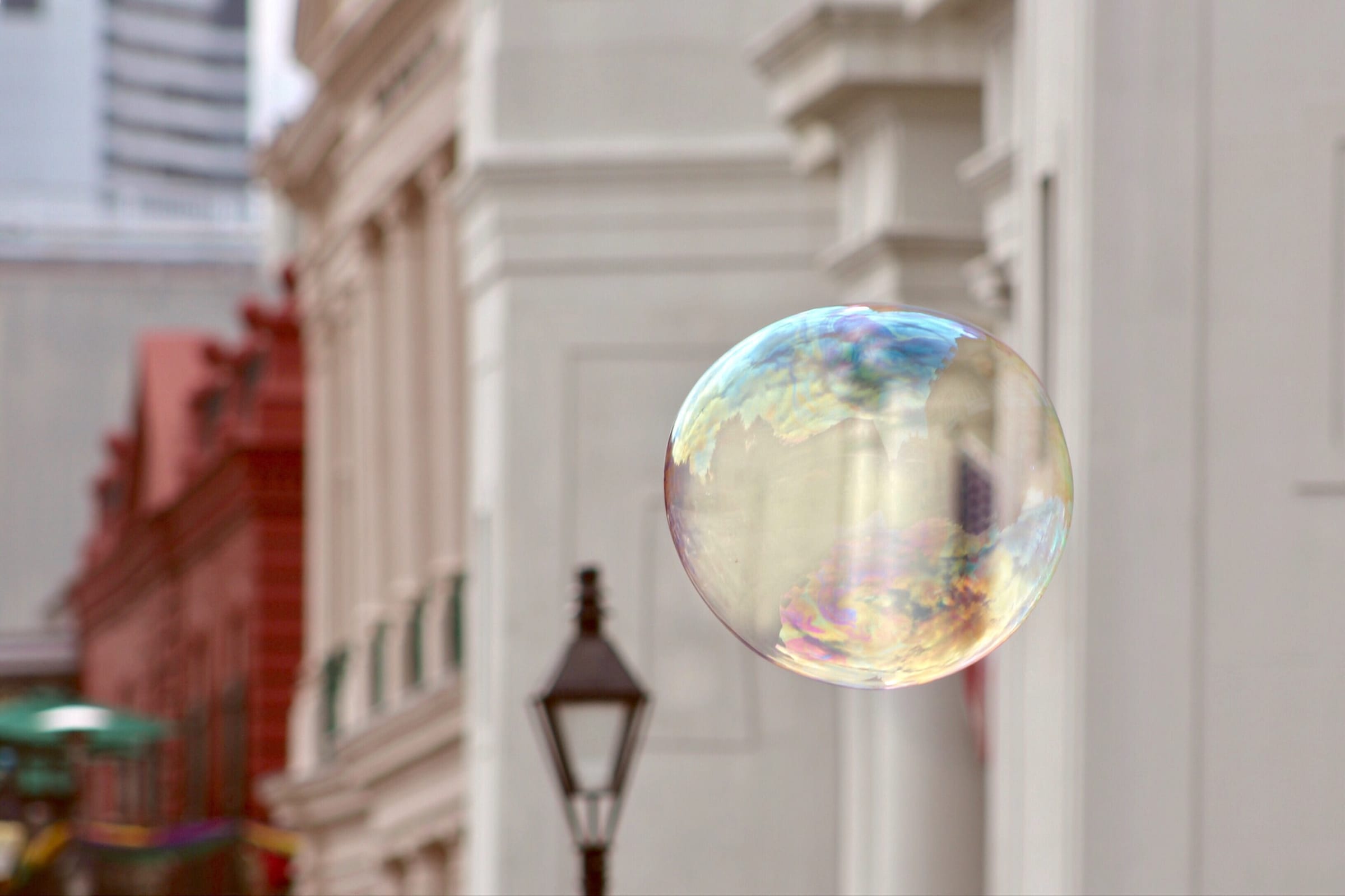 Bolha de sabão com prédios antigos no fundo.